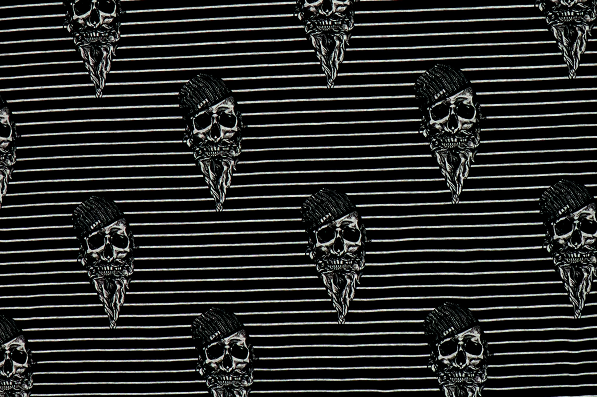 Jersey Fräulein von Julie,  cooler Totenkopf auf schwarz mit weißen Strichen