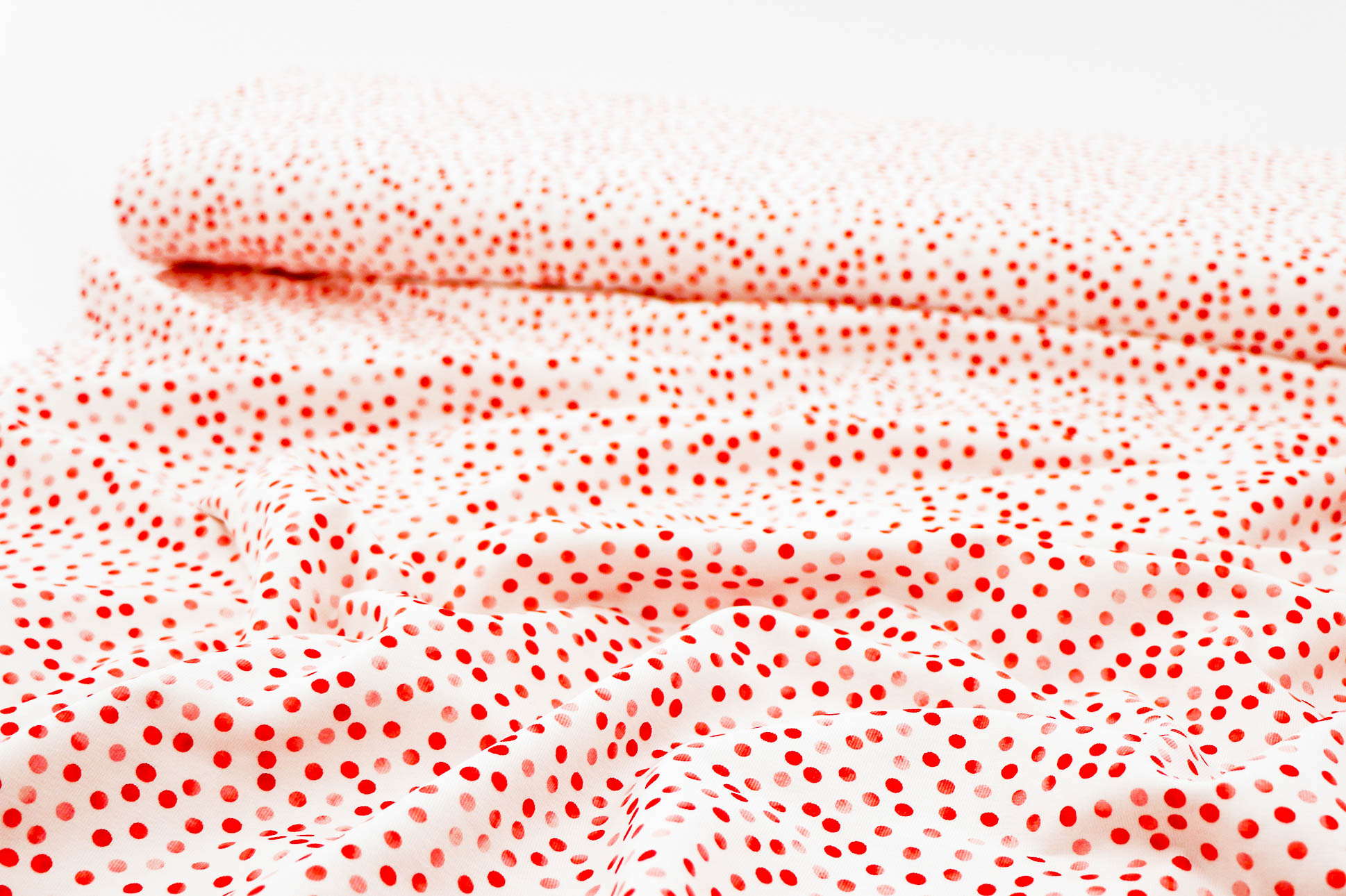 Baumwolljersey, rosa und rote Punkte auf weiß