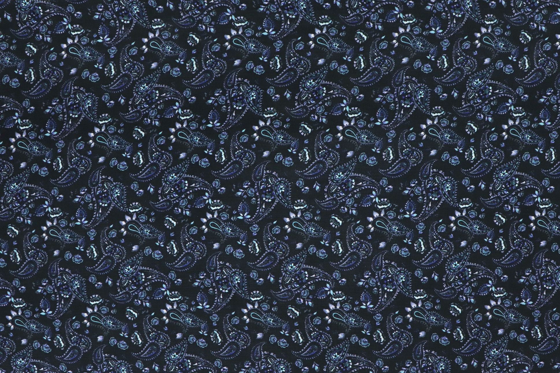 Musselin, Ornamente in blau/petrol Tönen auf dunkelblau
