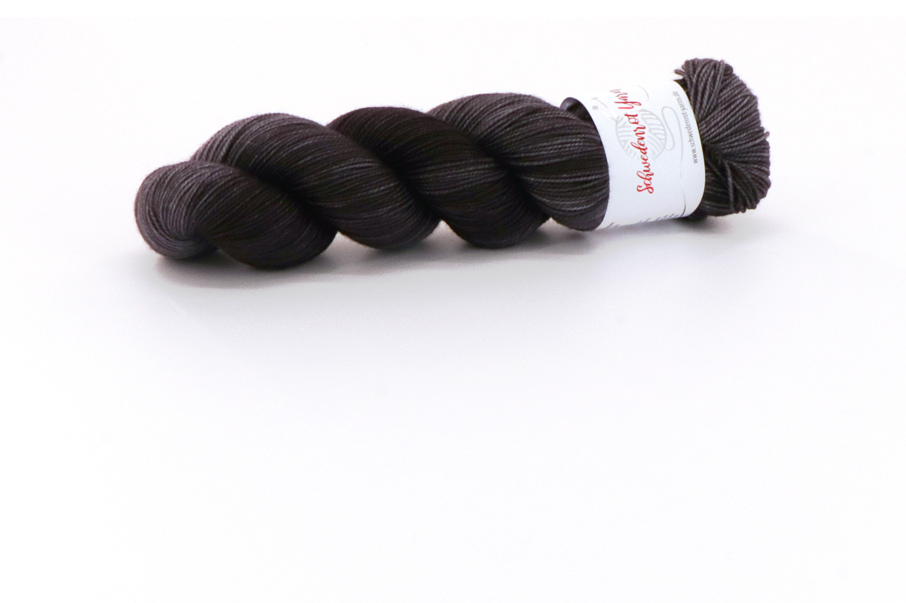 Schwedenrot-Yarns, High Twist merino Pure darkness