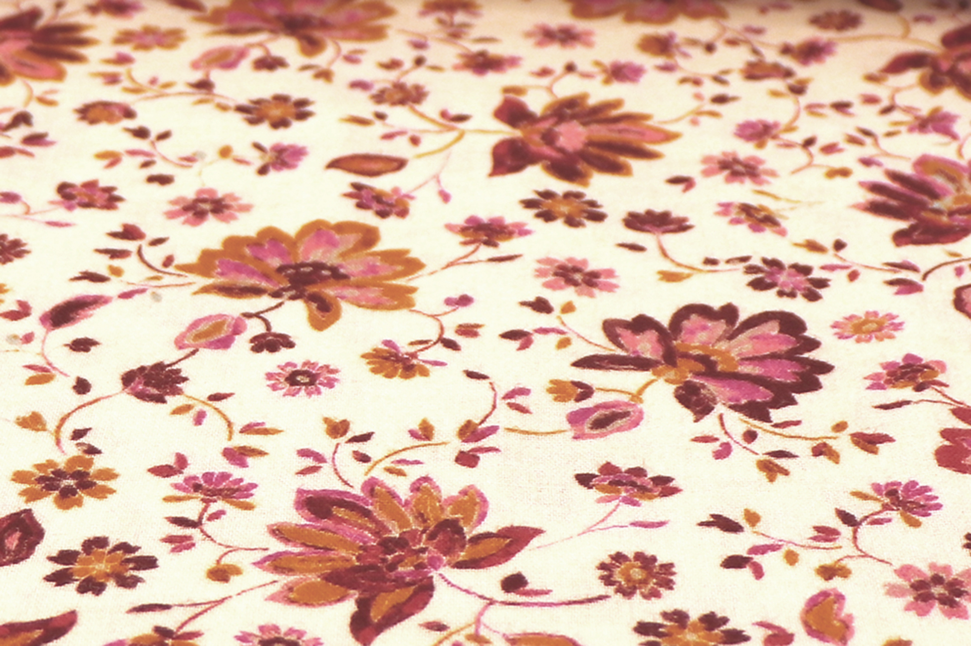 Musselin, Blumenmuster in ocker / bordeaux auf sand