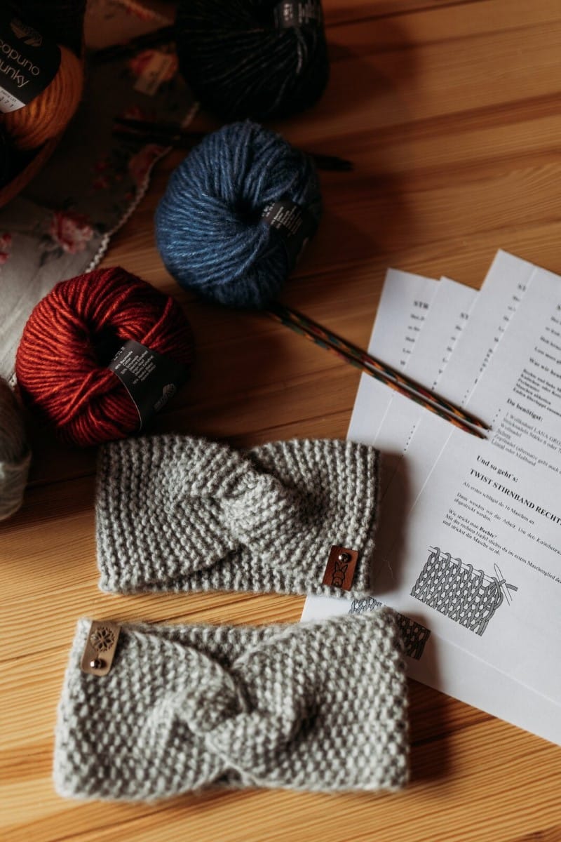Ohrenschützer groß und klein gestrickt Strickwaren auf Tisch